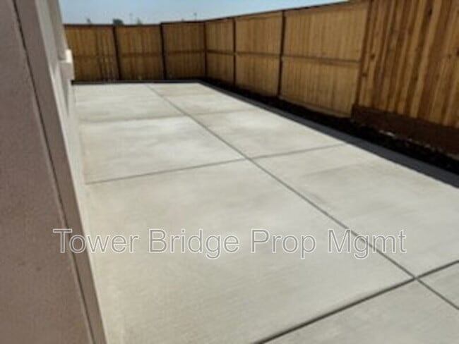 Building Photo - 2033 Stargate Dr
