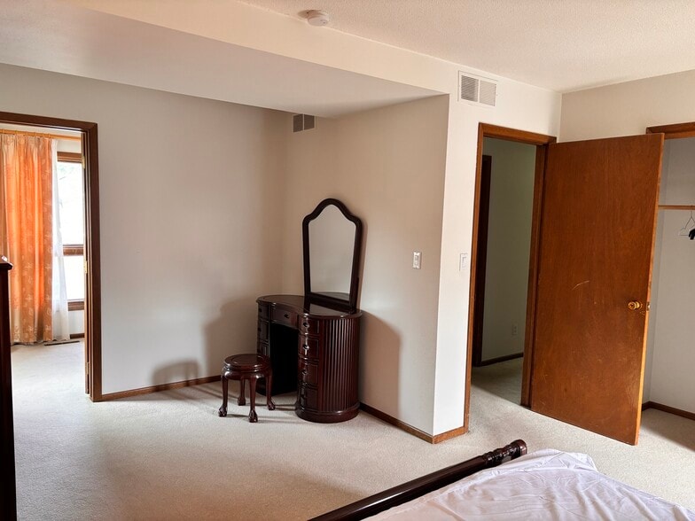 Building Photo - 2815 Monroe Dr