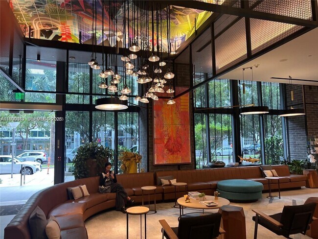 Building Photo - 121 NE 34th St