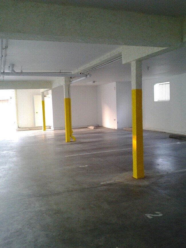 Building Photo - Bright and airy updated second floor Studio, 1 bathroom apartment