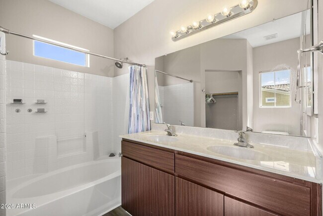 Building Photo - 2450 W Glenrosa Ave