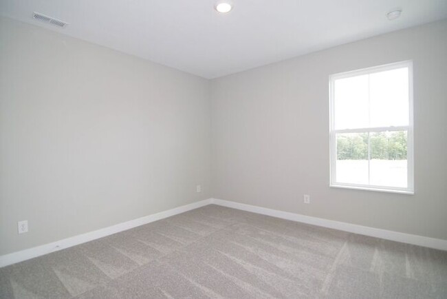 Building Photo - Beautiful Zionsville Townhome - Special Of...