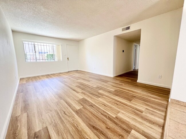 Building Photo - Beautiful First floor 3 bedroom Rose Park ...