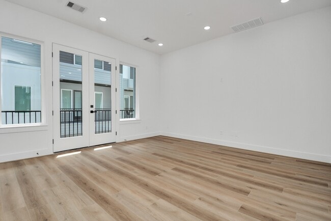 Building Photo - 3036 Live Oak St