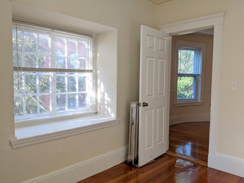 Building Photo - 14 Sanborn Ave