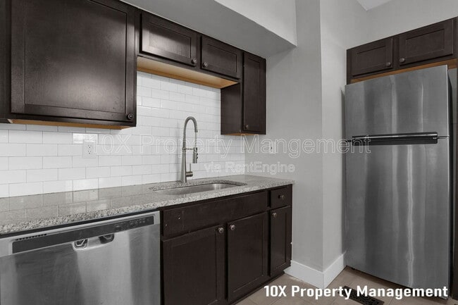 Building Photo - 382 Carpenter St