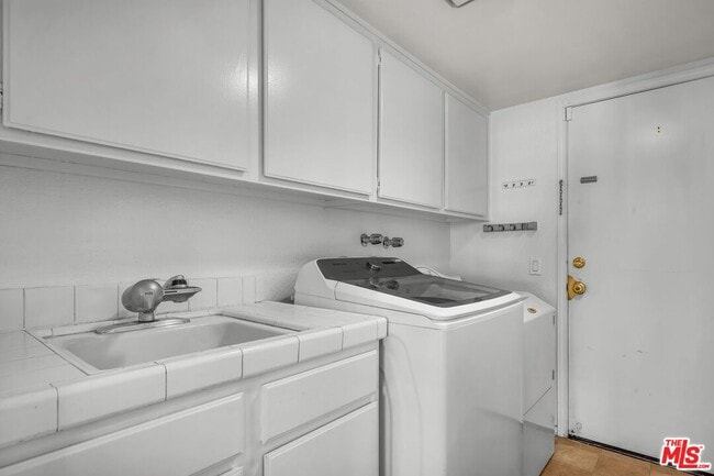 Building Photo - 7513 W 83rd St