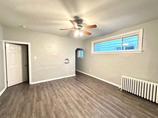 Building Photo - Charming 2 Bed, 1.5 Bath w/ Bonus Space in...