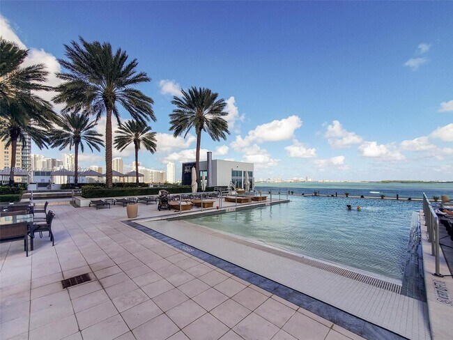 Building Photo - 1331 Brickell Bay Dr