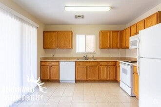 Building Photo - Spacious 3Bdm 2Ba Home in Quiet Neighborhood!