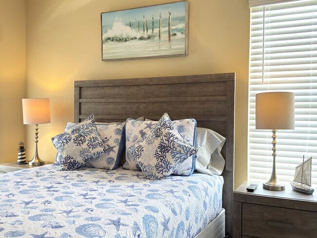 Building Photo - 900 Oxford Dr