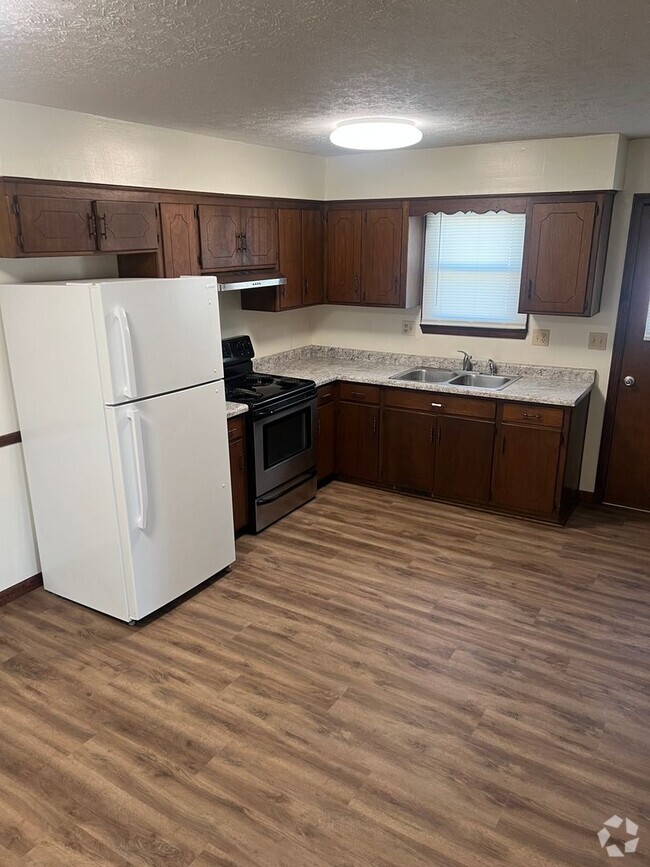 Building Photo - Spacious 3 Bedroom, 1 Bathroom Duplex