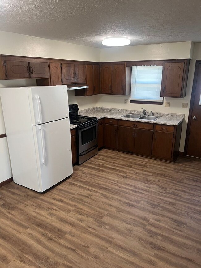 Building Photo - Spacious 3 Bedroom, 1 Bathroom Duplex