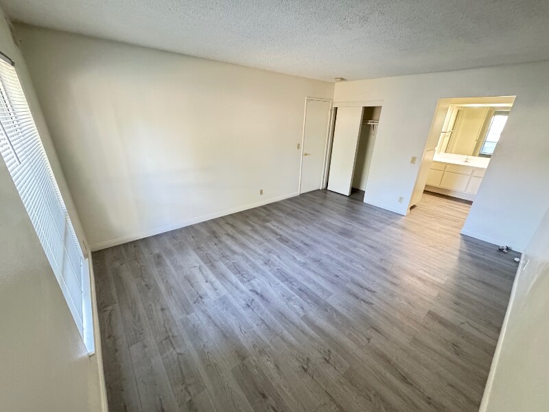 Building Photo - 1133 E Alosta Ave