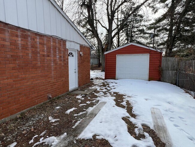 Building Photo - Far Eastside 3 Bedroom 1 Bath