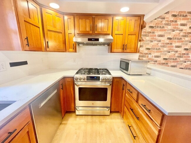 Building Photo - AVAILABLE NOW 3 BD 3.5 BA Townhome in Fremont