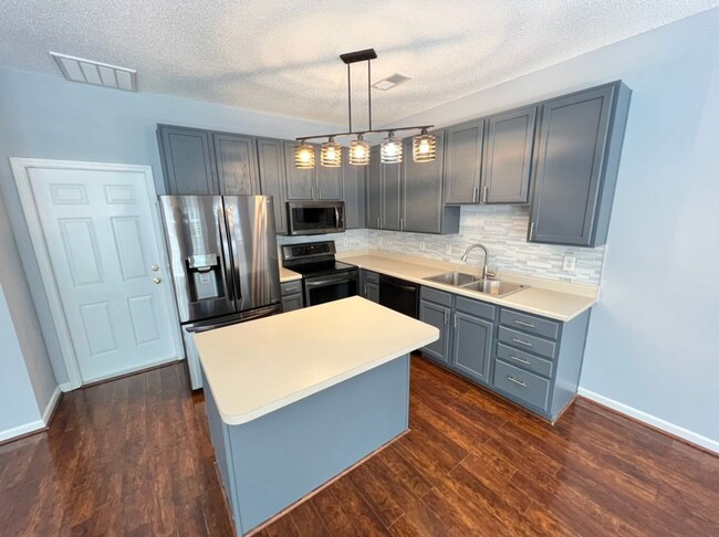 Building Photo - Cute 2 Bedroom Townhouse in Chapel Hill