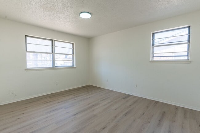 Building Photo - 5113 S Briarwood Dr