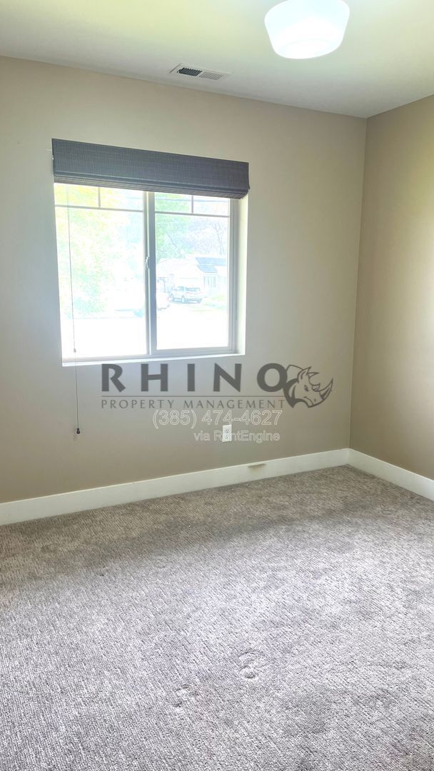 Building Photo - 578 Dexter St W