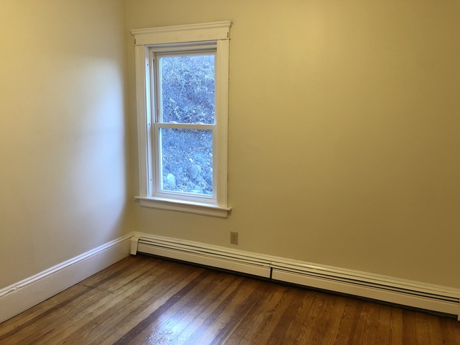 Building Photo - 1st Floor Updated 3 BR Quiet Area Near Bla...