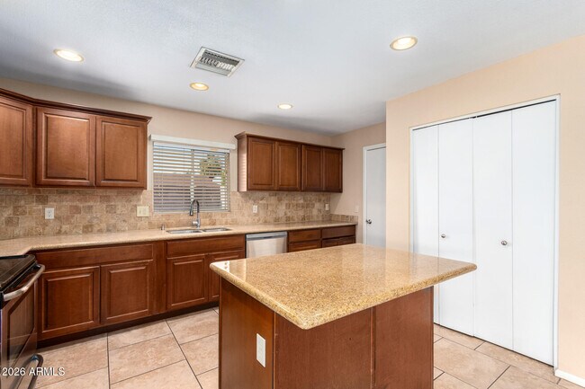 Building Photo - 1890 E Loma Vista Dr