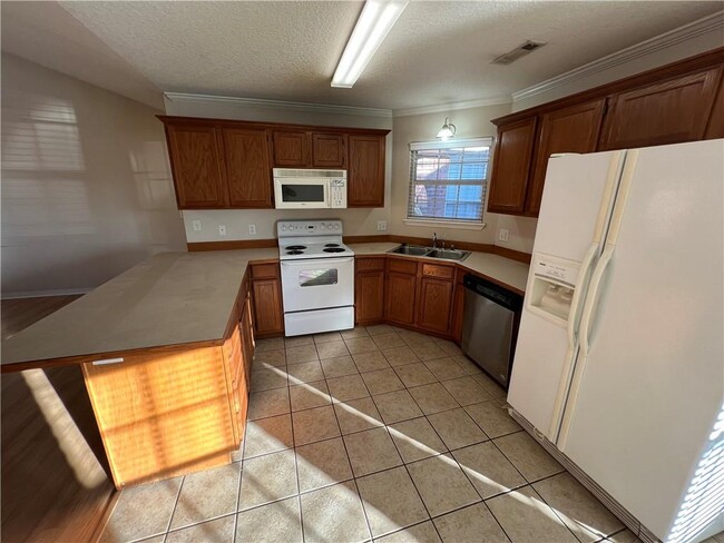 Building Photo - 235 Ravenwood Blvd