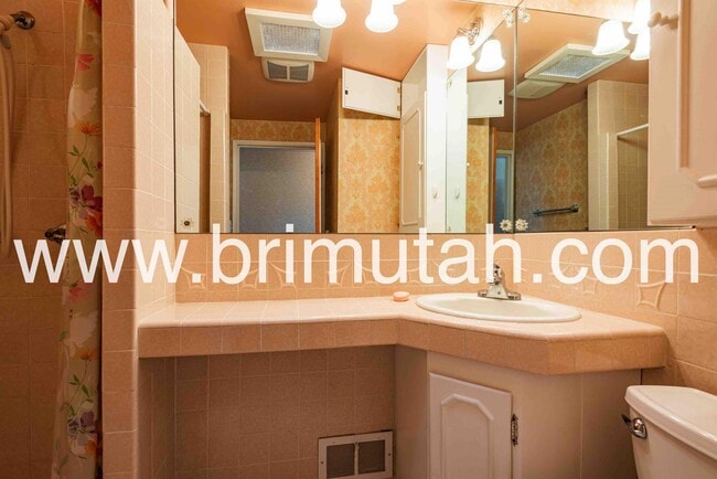 Building Photo - 2630 Lincoln Ln