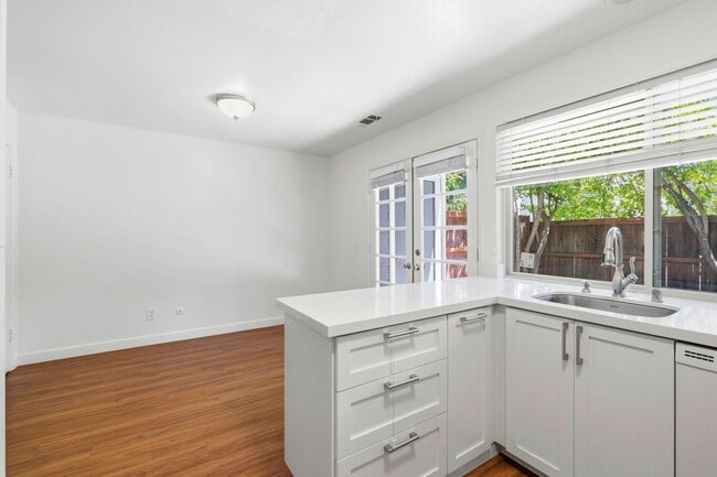 Building Photo - Luxury  2 bedroom Townhome in Great Location