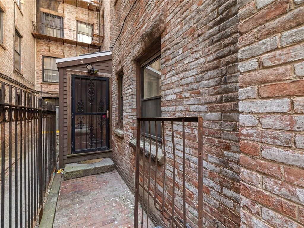 Building Photo - 407 Marlborough St