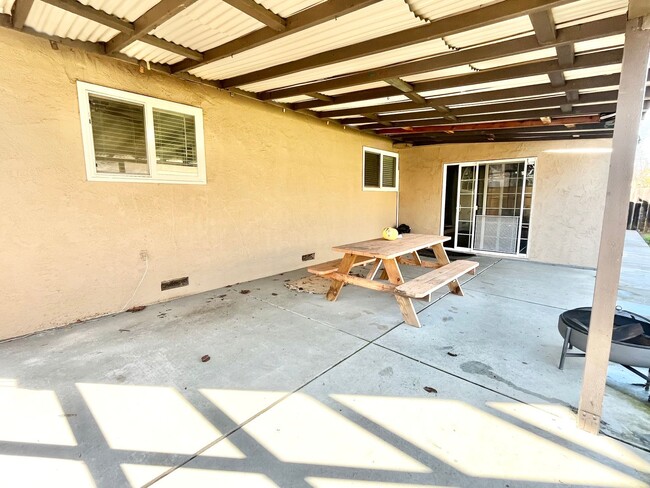 Building Photo - Merced: $1975 3 bed 2 bath single story ho...