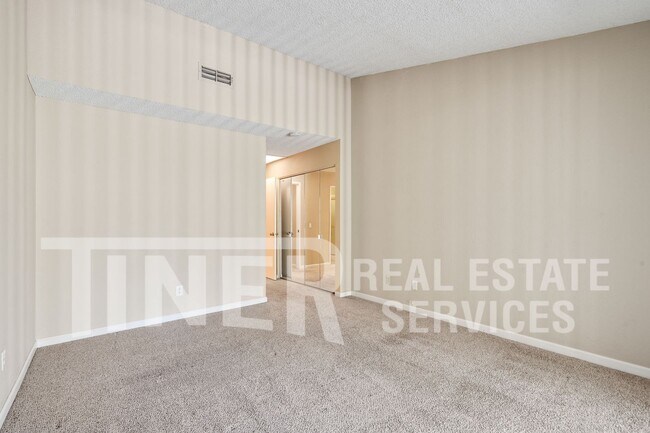Building Photo - Updated & Beautiful Crosswoods Home