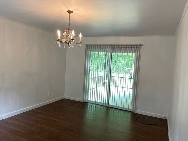 Building Photo - 3 bed 2 bath home