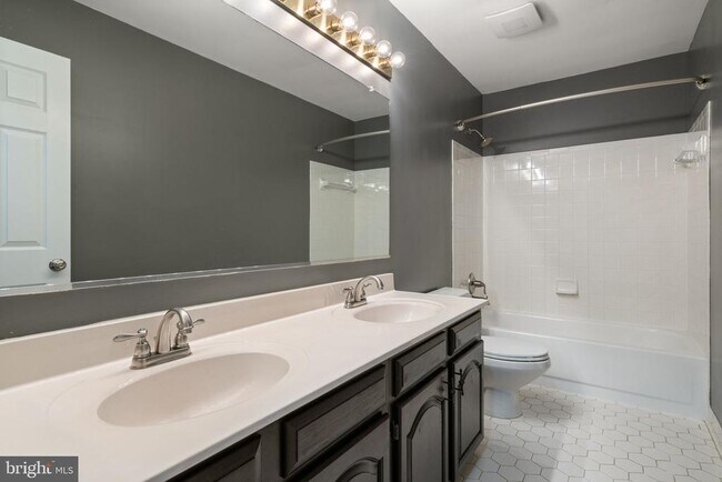 Building Photo - 8527 Silverview Dr