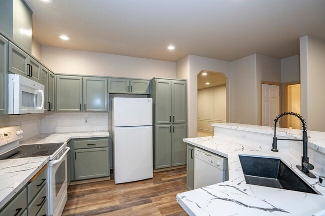 Building Photo - Modern 4 Bedroom, 2.5 Bath Home In Silver Creek w/AC