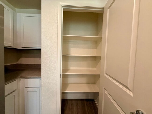 Building Photo - New Townhome for Rent in the Highly Desirable Southwest Area!