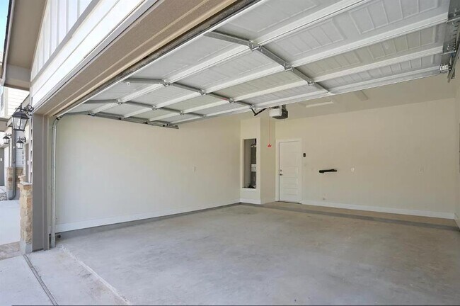 Building Photo - 637 Parkline Dr