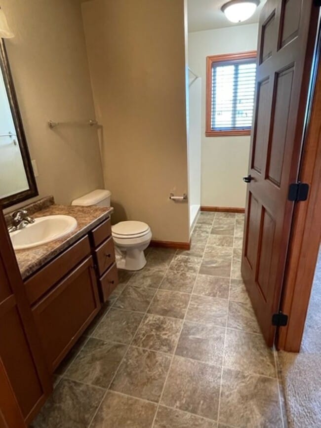 Building Photo - 2 Bedroom, 2 Bathroom Lower Available mid-...