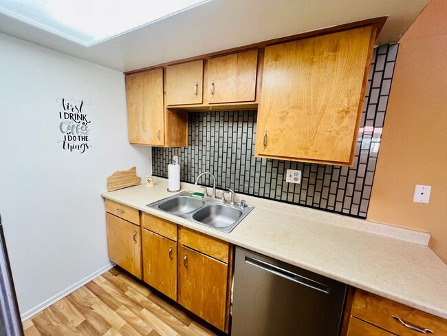 Building Photo - Inviting Gated Community Townhome—Jess Ran...