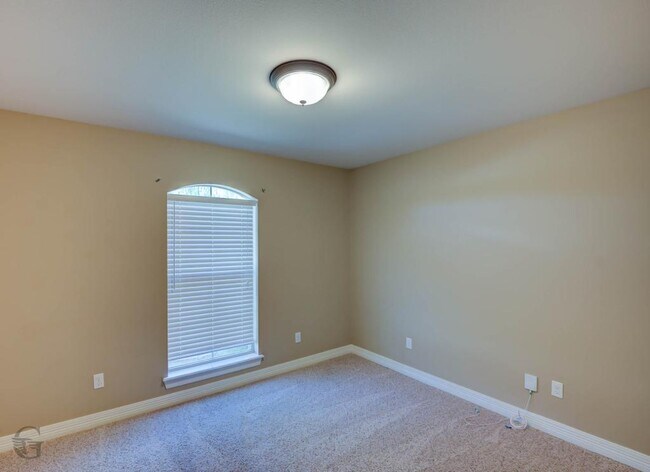 Building Photo - 421 Jordan Dr