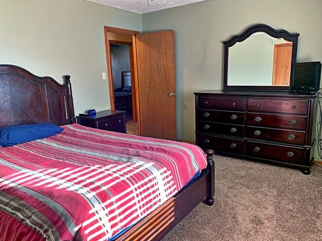 Building Photo - 3 Bedroom, 2 Bath, 2 car garage