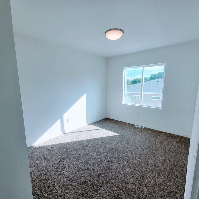 Building Photo - Phenomenal GORGEOUS HOME!!