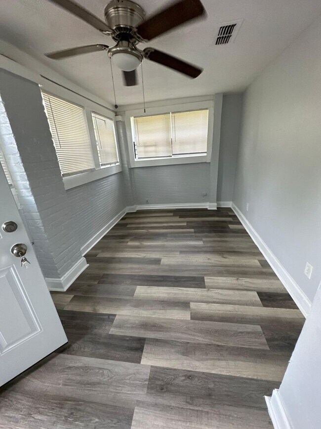 Building Photo - Fully Renovated 3/1 Single Family House Av...