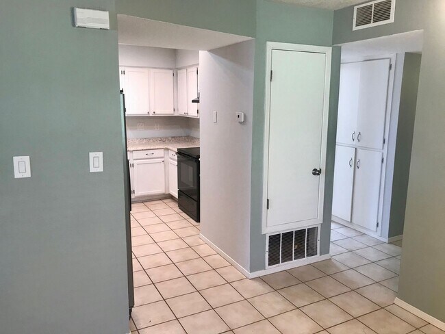 Building Photo - Coming Soon! Quaint Townhouse Located In T...