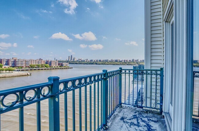 Building Photo - 340 THE Prom