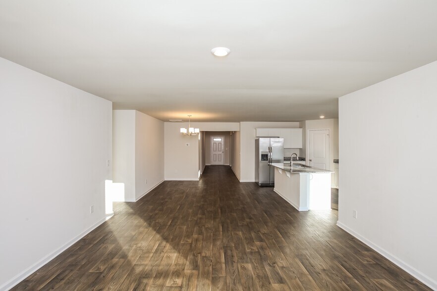 Building Photo - 1217 Lakeshore Dr