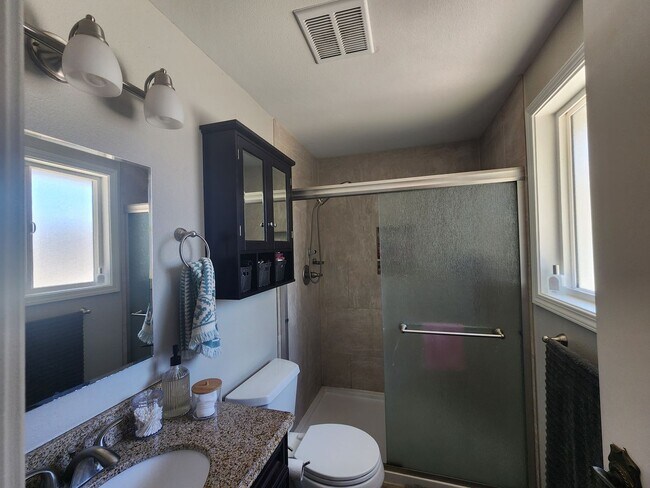 Building Photo - Pet Friendly, Single-Level, Attractively Updated Home in NE Newberg