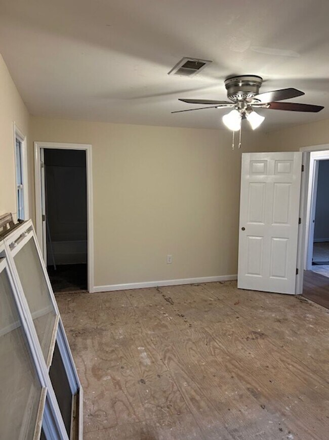 Building Photo - 75 Red Oak Dr