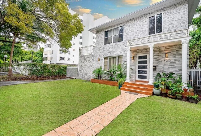 Building Photo - 320 SW 29th Rd