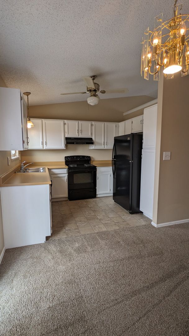 Building Photo - COZY TRI-LEVEL 3 BED/1.5 BATH WITH WOODBUR...