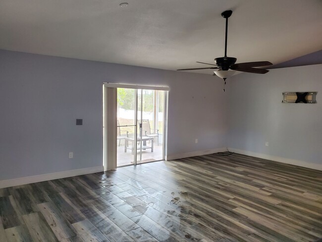 Building Photo - Beautiful 3 Bedroom, 2 Bathroom Home on a ...